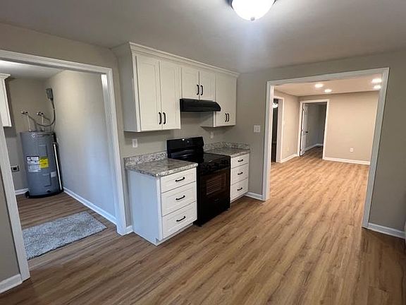 3rd image of 483 Maple Hill Dr