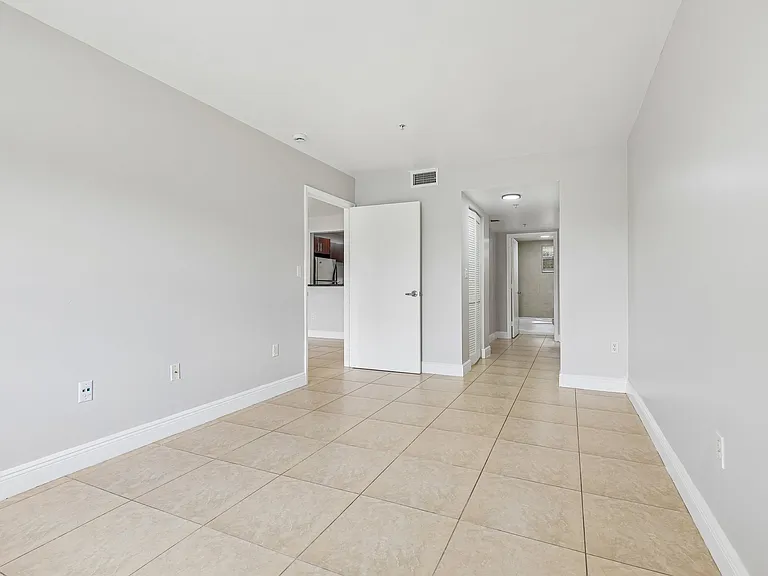 The Oaks Condominium — Photo 14