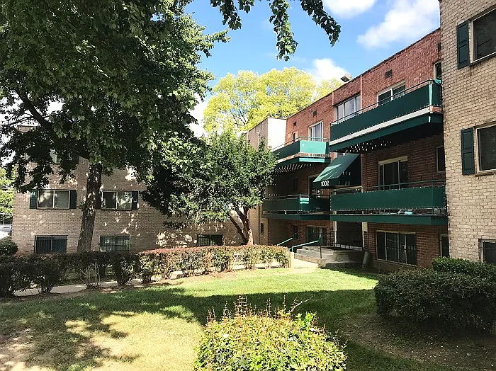 Colonial Village Apartments — Photo 4