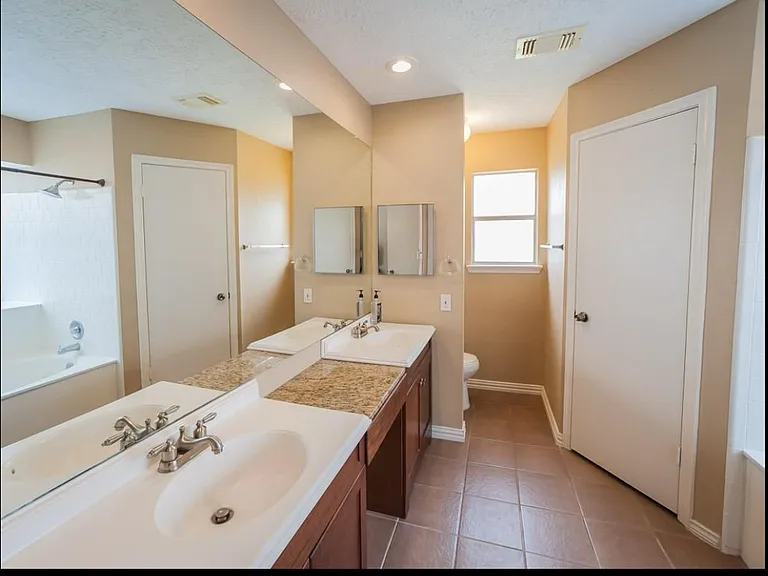 2910 Bentley Ct — Photo 12