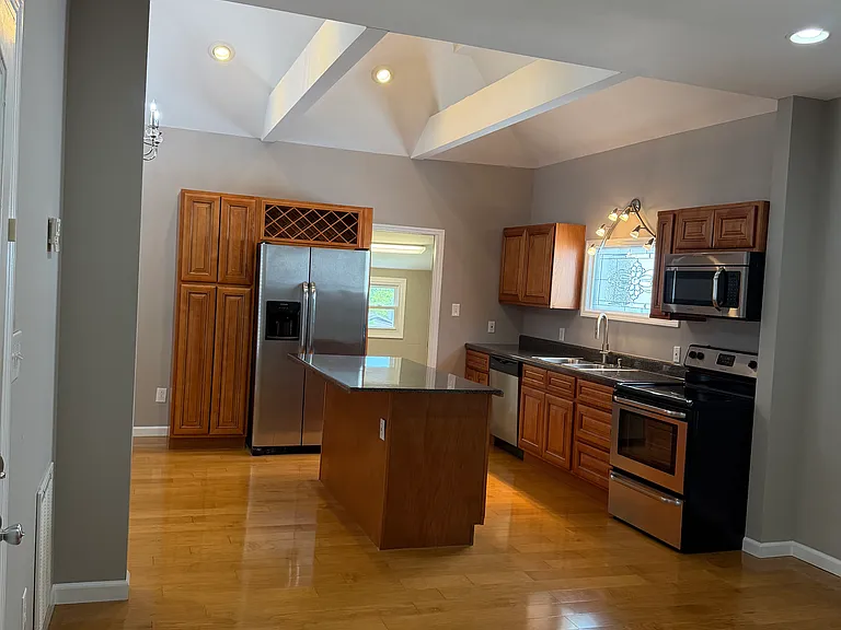 402 Oak Hill Ave E — Photo 5