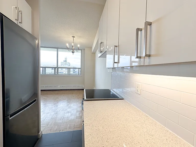 199 Roehampton Ave — Photo 7