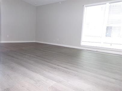 4th image of 300 Neely Ave #2C