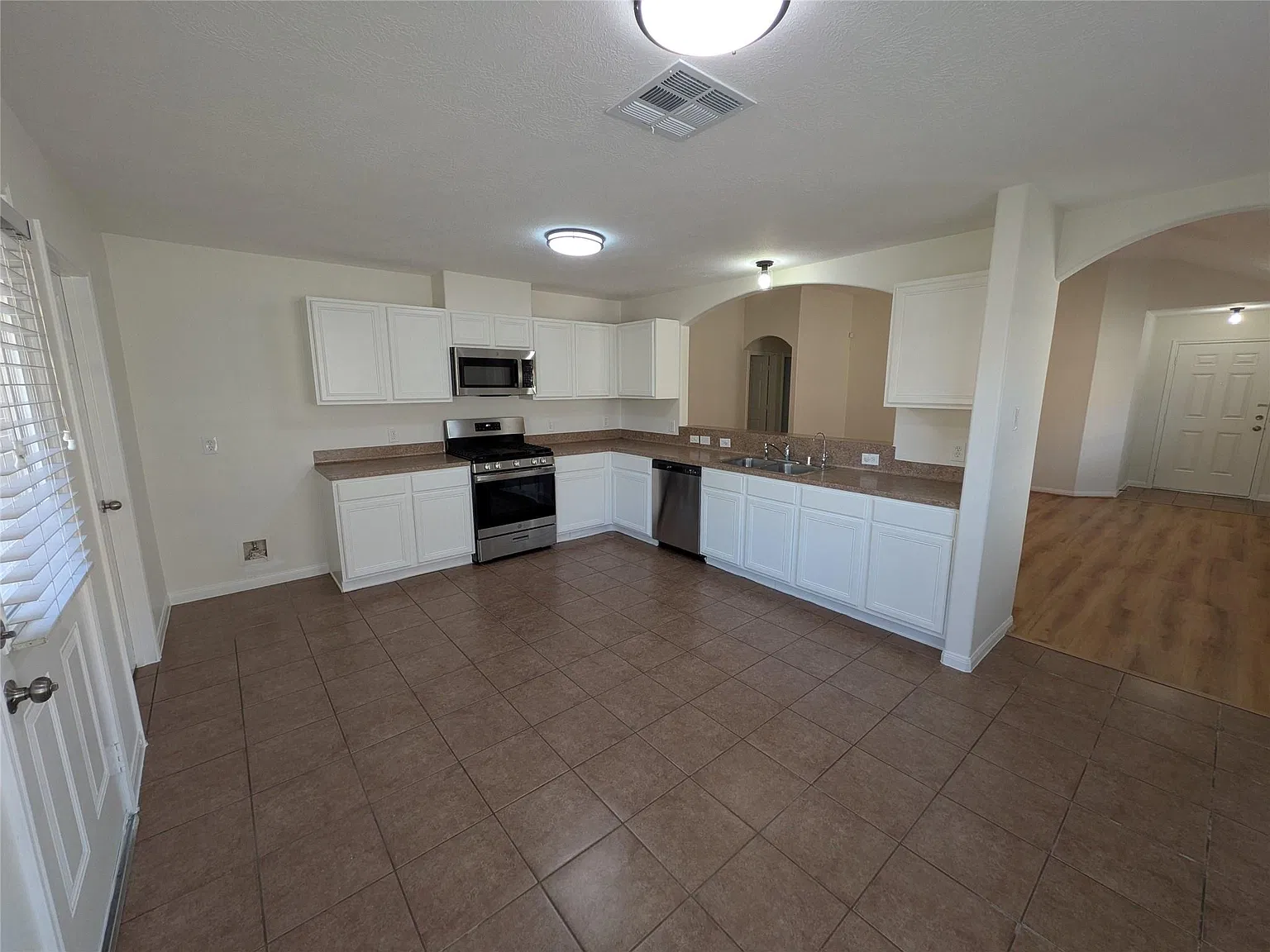 3 bed, 2.0 bath, 1454 sqft, $2,000 — Photo 4