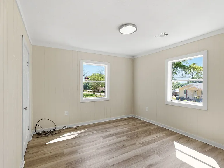 116 Chester Ave — Photo 11