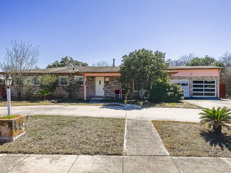 2622 W Summit Ave — Photo 1