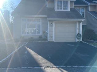 14 Pleasant Ln, Bay Shore, NY 11706