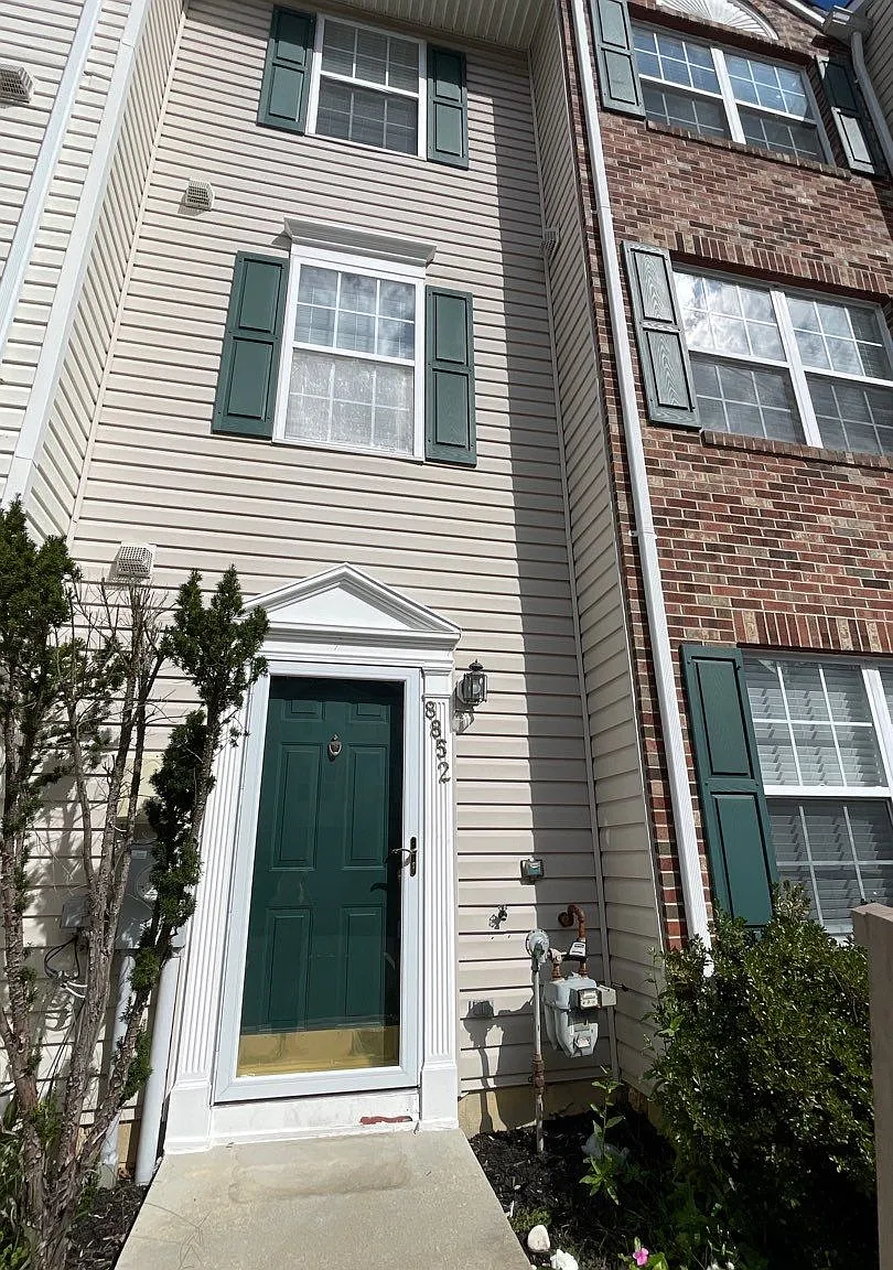 Available November 21st! 3 bedroom, 2 bath back to back townhome condo — Photo 2