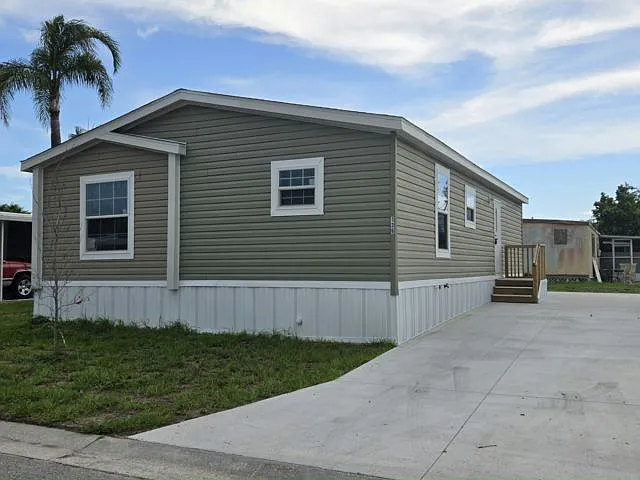 3 bed, 2.0 bath, 1120 sqft, $1,715 — Photo 1
