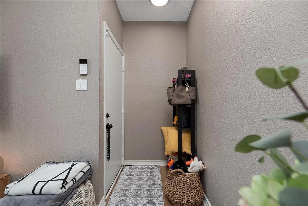 2 bed, 2.0 bath, 1123 sqft, $1,350 — Photo 2