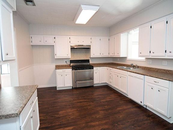 5th image of 1006 Loraine St