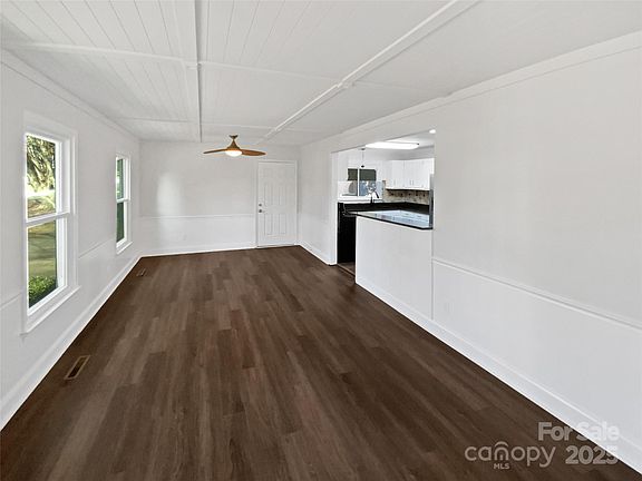 3rd image of 506 Queens Gate Dr