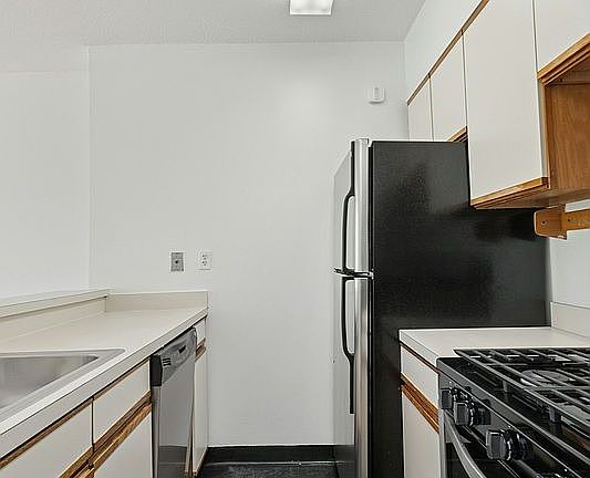3rd image of 5 E 22nd St APT 6N