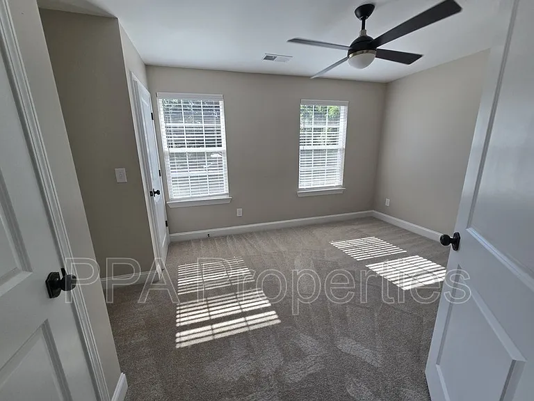 402 Giles St — Photo 10
