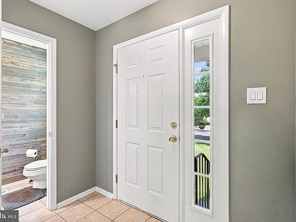 4th image of 40 Woodstream Ct