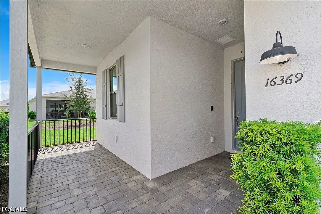 3 bed, 2.0 bath, 1685 sqft, $2,600 — Photo 2