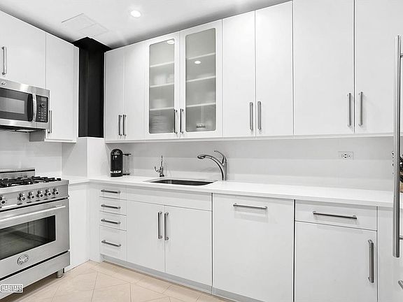3rd image of 351 E 51st St APT Th1b
