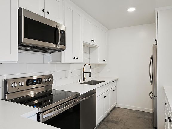 3rd image of 305 San Vicente Blvd APT 109