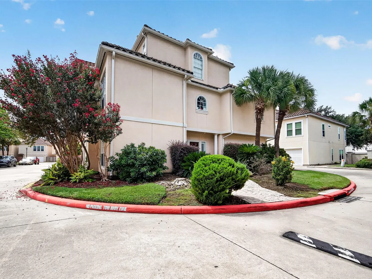 3 bed, 3.5 bath, 2551 sqft, $3,000 — Photo 2