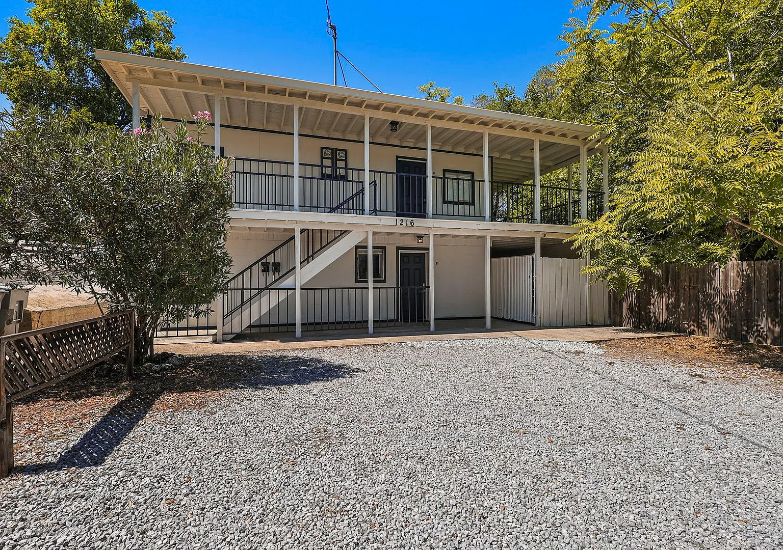1216 Trinity St — Photo 3