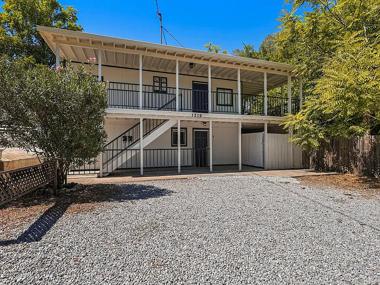 1216 Trinity St — Photo 3