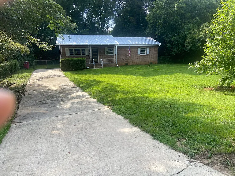 910 Perry Dr — Photo 5