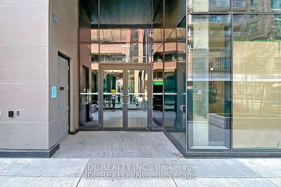 25 Richmond St E (Yonge — Photo 2