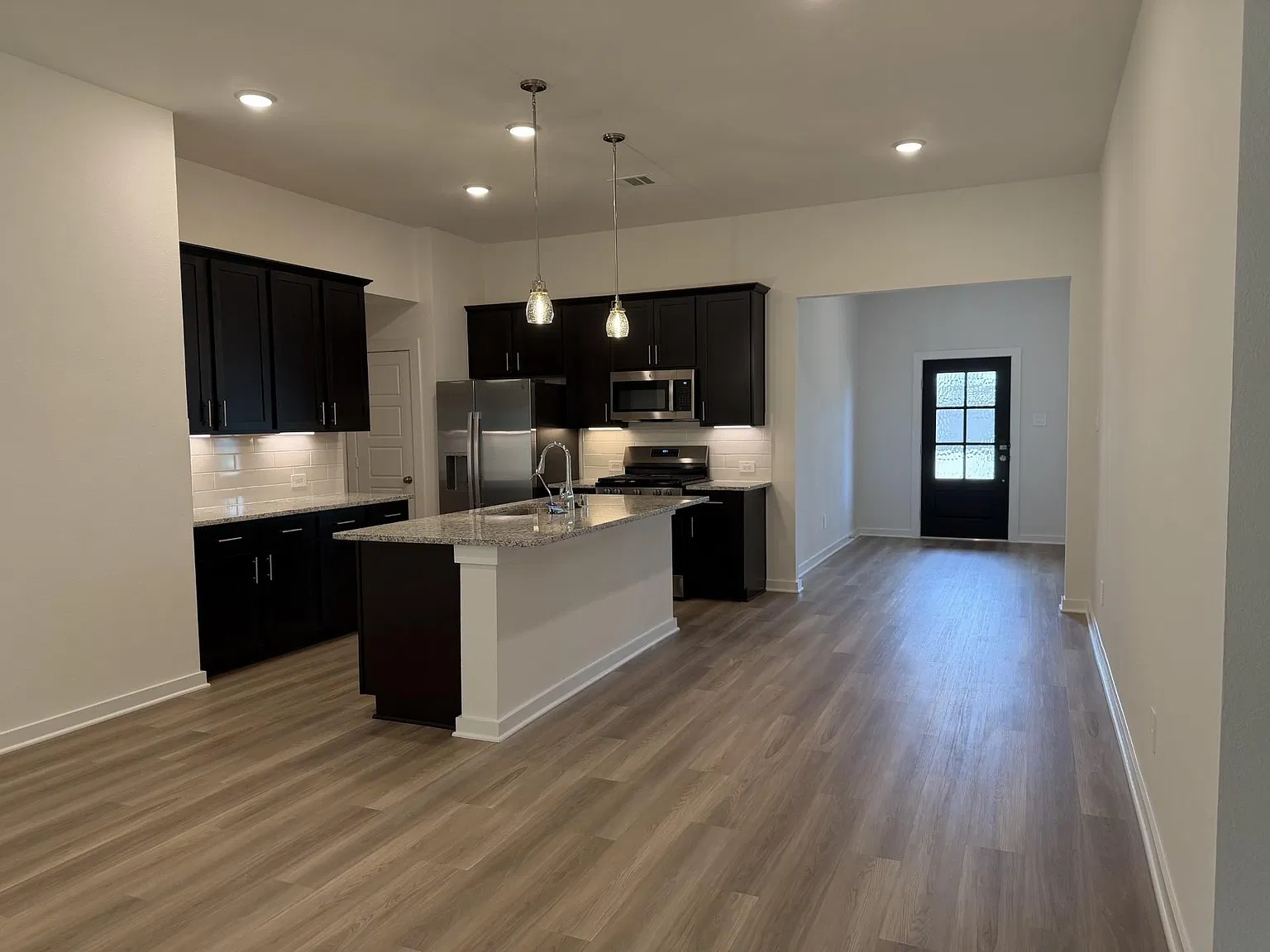 3 bed, 2.0 bath, 1732 sqft, $2,000 — Photo 4