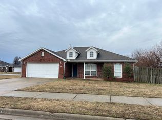 1050 SW Cabriolet St, Bentonville, AR 72712