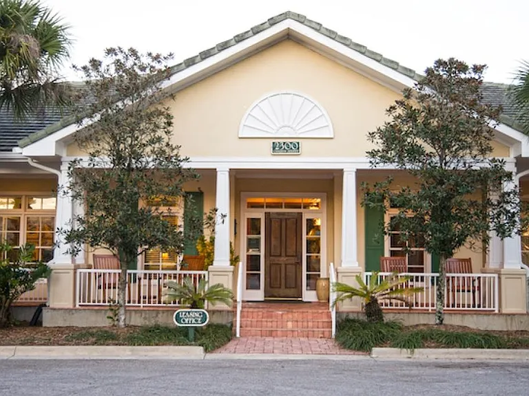WINDSOR CLUB AT SEVEN OAKS — Photo 4