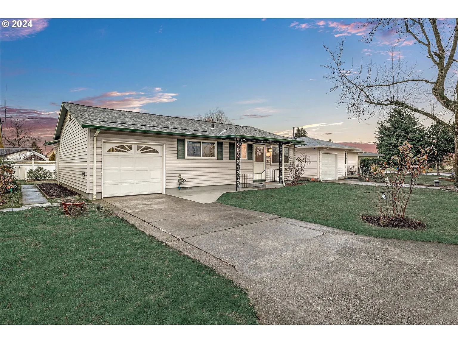 1587 Rainier Rd photo 1