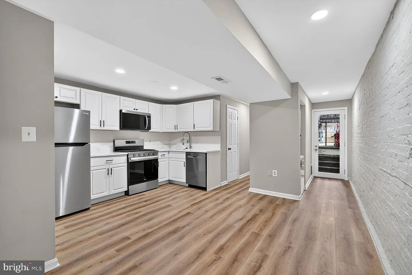2 bed, 1.0 bath, 882 sqft, $1,850 — Photo 4