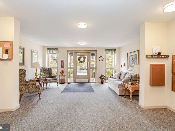 3rd image of 3905 DARLEIGH ROAD #F