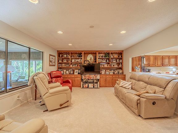 4th image of 305 Salt Ln