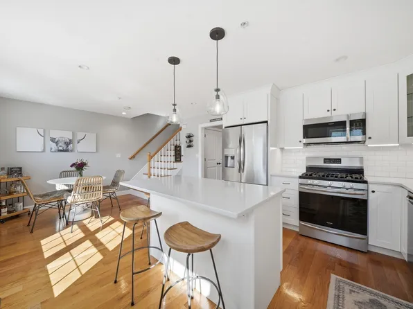 61 Valley St APT 2, Wakefield, MA 01880