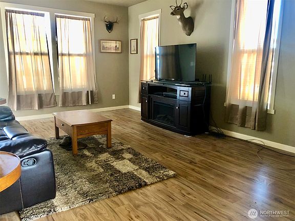 3rd image of 908 NE Country Avenue
