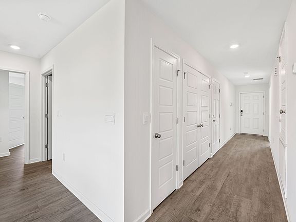 5th image of 90 Brighton Dr