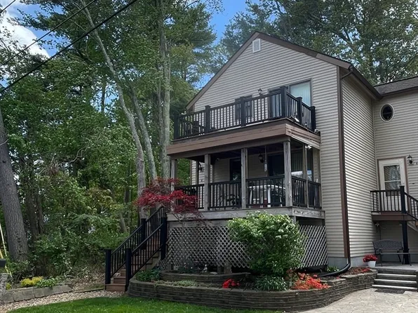 4 Bowers Ave, Tyngsboro, MA 01879