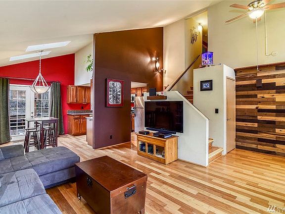 3rd image of 1000 NE Regal Ct