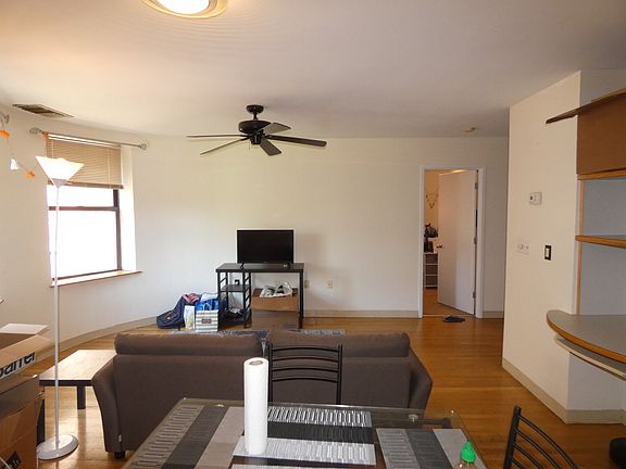 5th image of 84 Gainsborough St Unit 305W