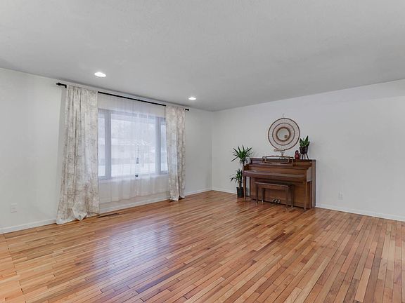 3rd image of 430 Standish Dr