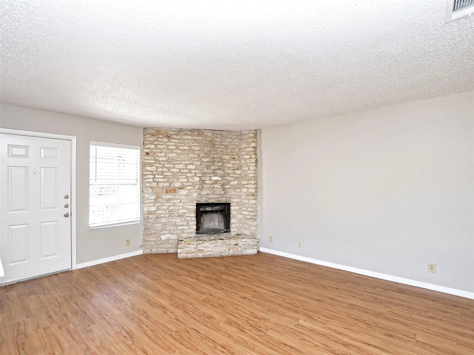 2 bed, 1.0 bath, 768 sqft, $1,000 — Photo 3