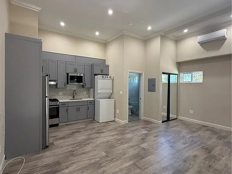 1911 Midvale Ave — Photo 2