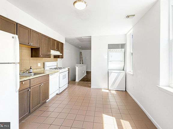 4th image of 230 W Wildey St #2