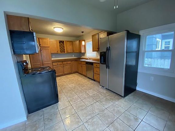 Big kitchen with lots of storage