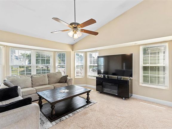 2nd image of 6 Aspen Pointe Dr