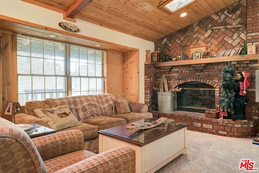 3 bed, 2.0 bath, 1712 sqft, $3,000 — Photo 2