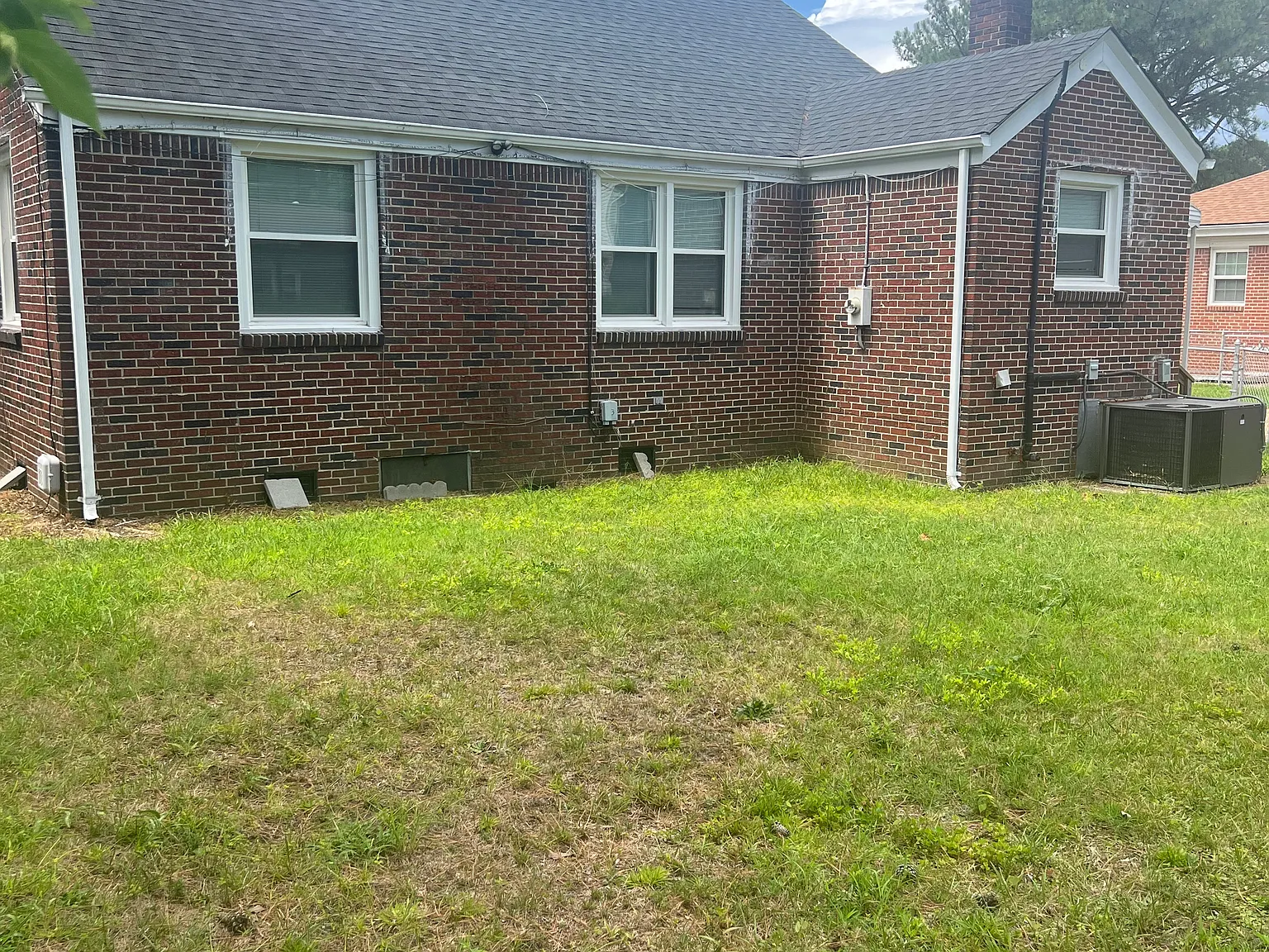 4 bed, 2.5 bath, 2950 sqft, $2,400 — Photo 2