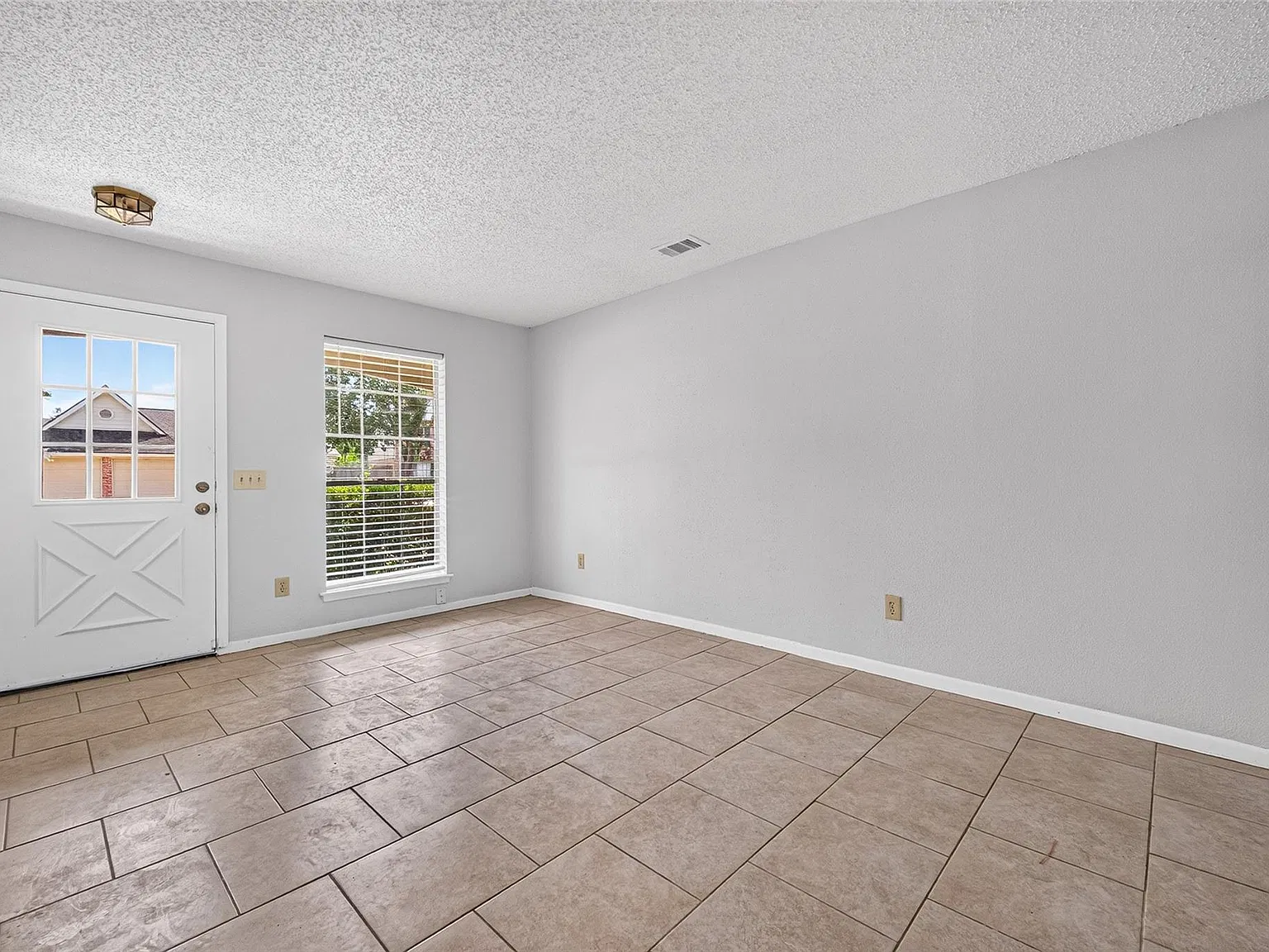 3 bed, 2.0 bath, 1552 sqft, $2,100 — Photo 3