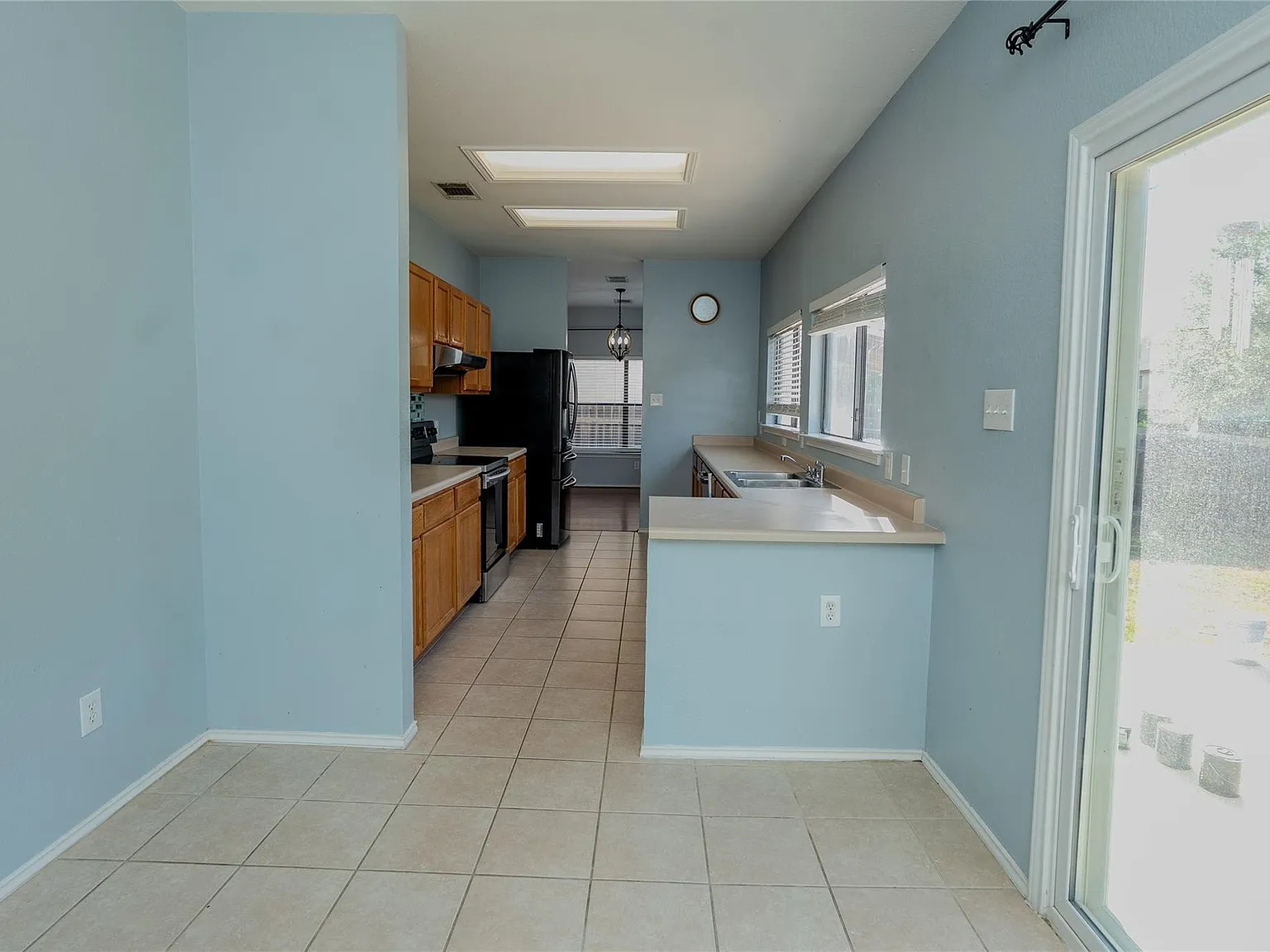 4 bed, 2.5 bath, 2370 sqft, $2,300 — Photo 4